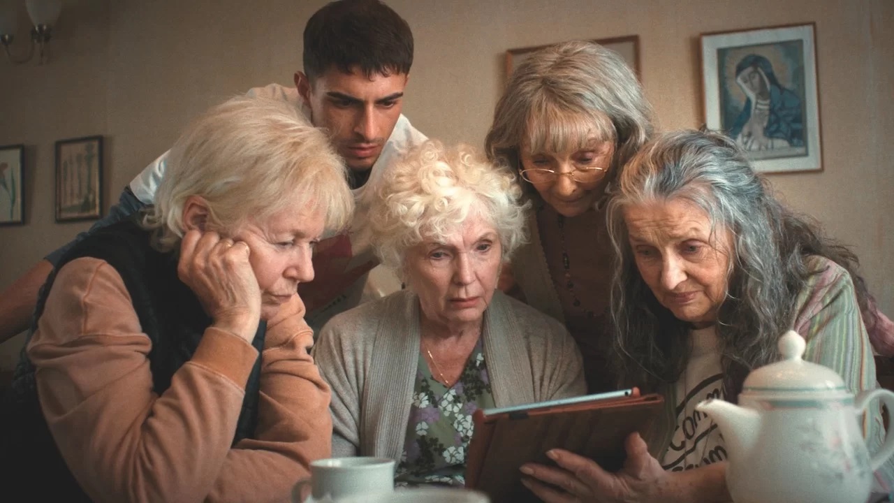 MAMIE-SITTING (FOUR MOTHERS)
